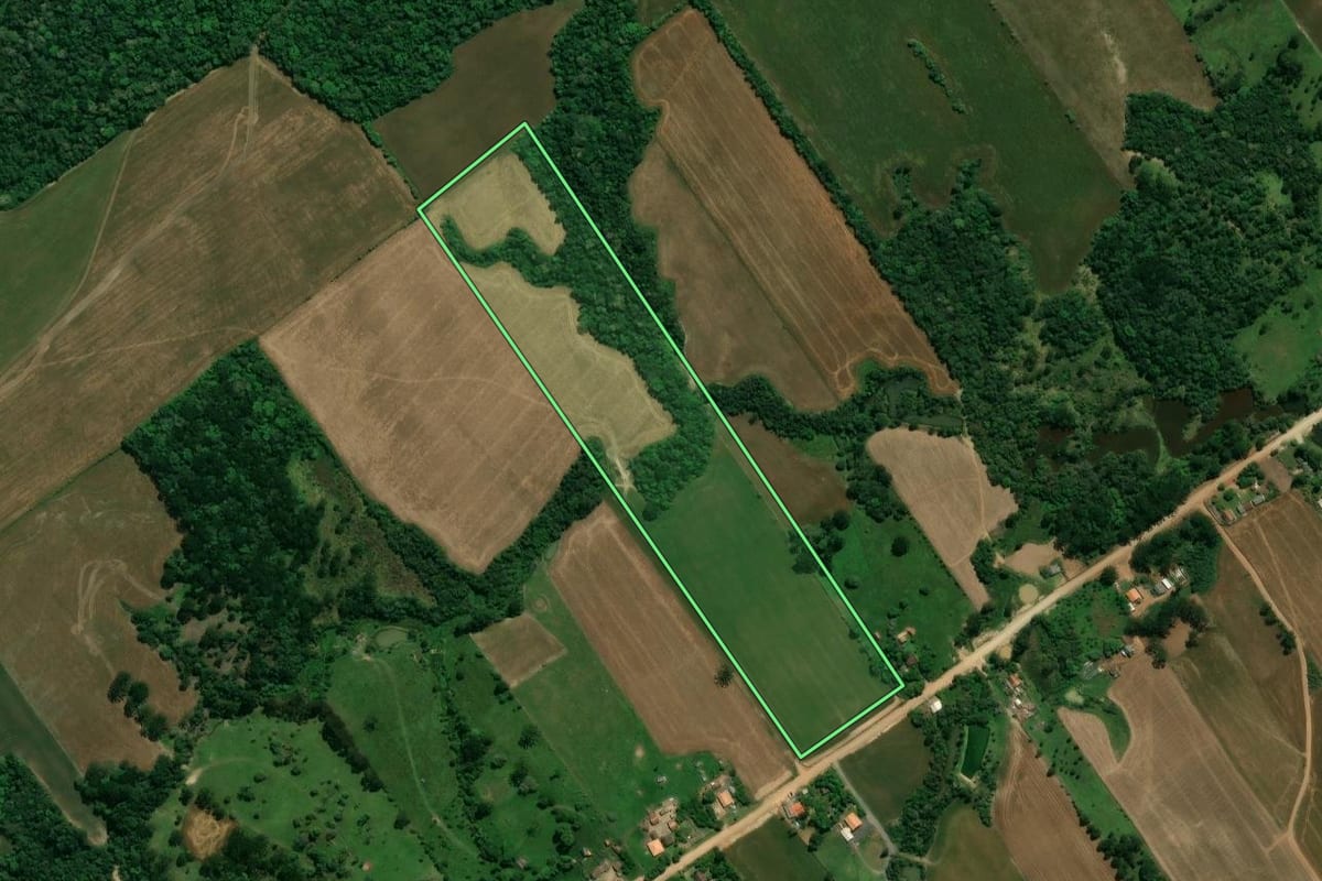Imagem de satélite do imóvel rural em Prudentópolis (PR), com o contorno declarado no CAR desenhado por cima.