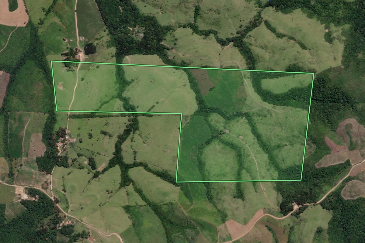 Imagem de satélite do imóvel rural em Prudentópolis (PR), com o contorno declarado no CAR desenhado por cima.