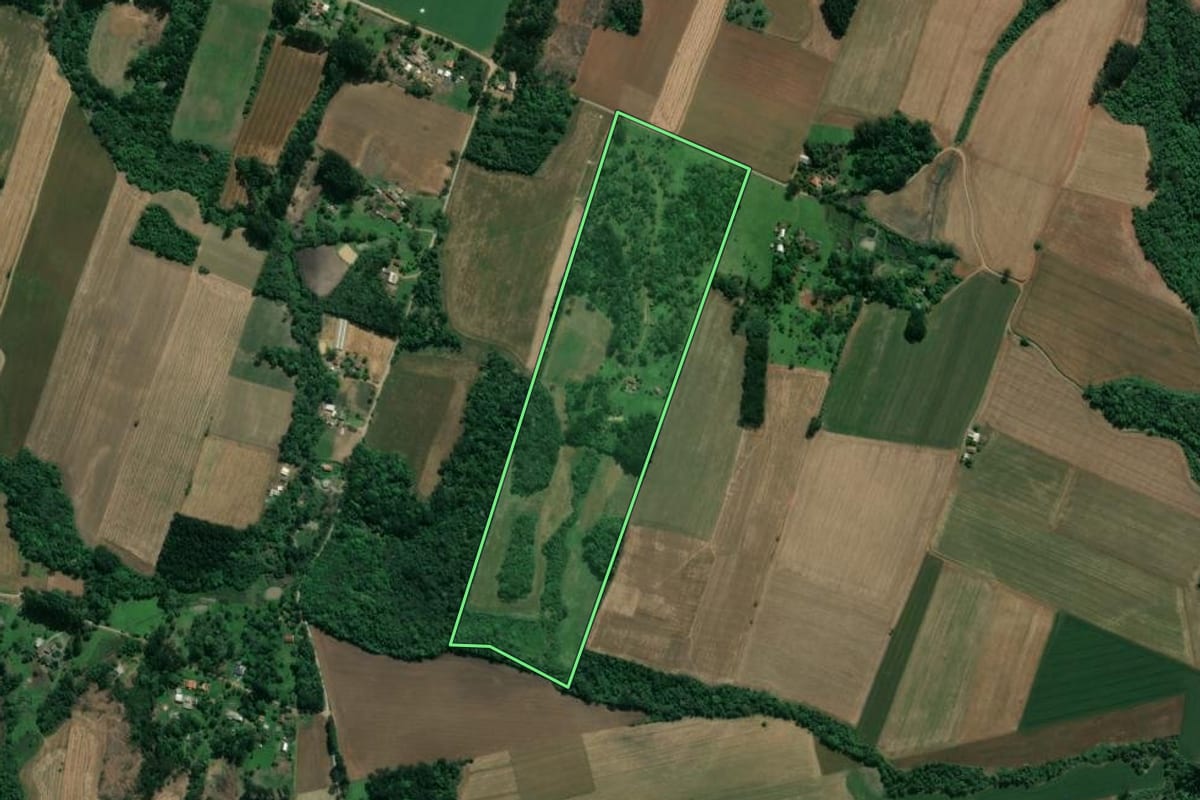 Imagem de satélite do imóvel rural em Prudentópolis (PR), com o contorno declarado no CAR desenhado por cima.