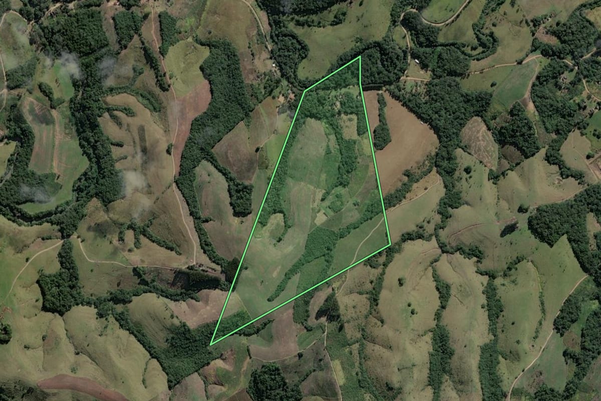Imagem de satélite do imóvel rural em Prudentópolis (PR), com o contorno declarado no CAR desenhado por cima.
