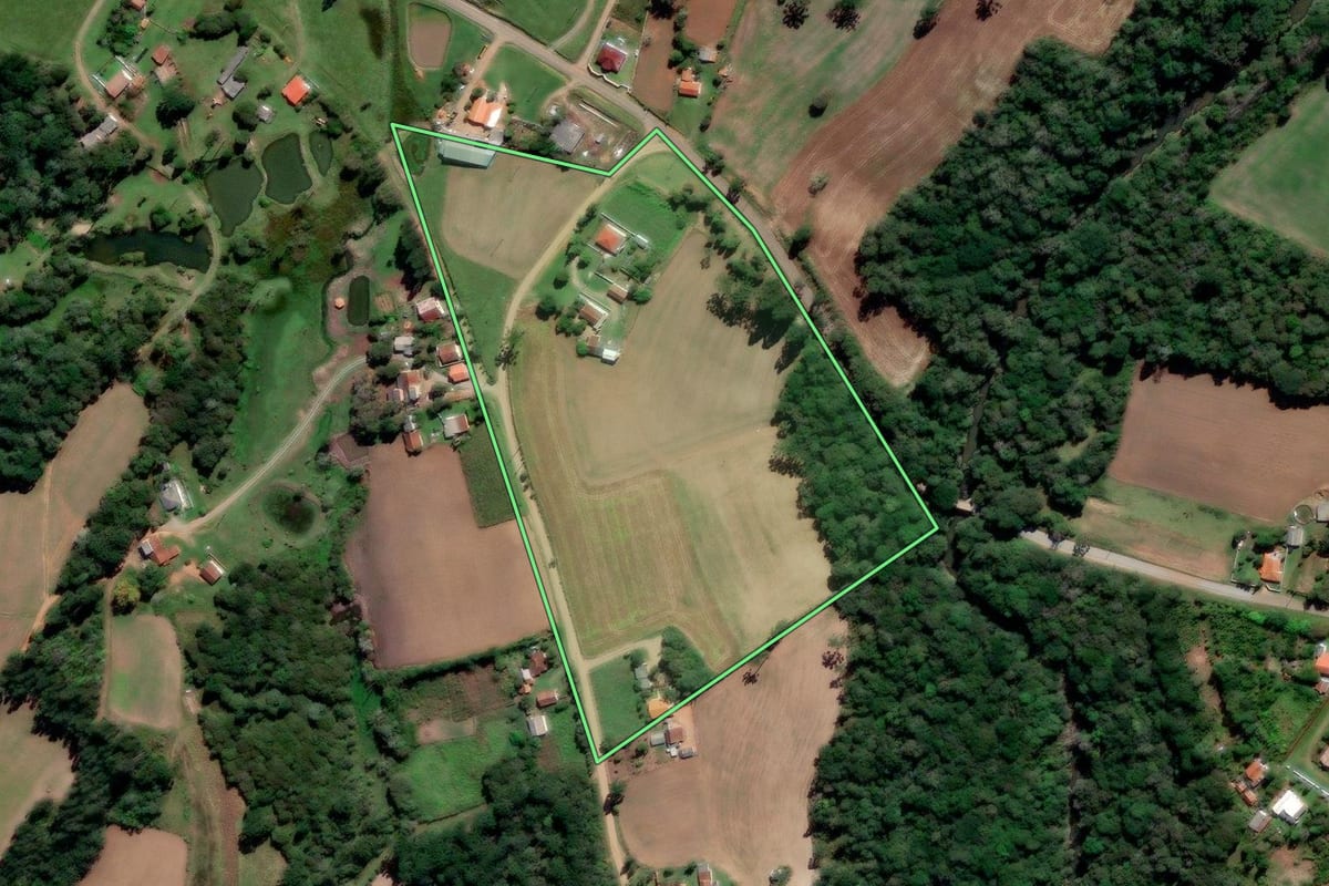 Imagem de satélite do imóvel rural em Prudentópolis (PR), com o contorno declarado no CAR desenhado por cima.