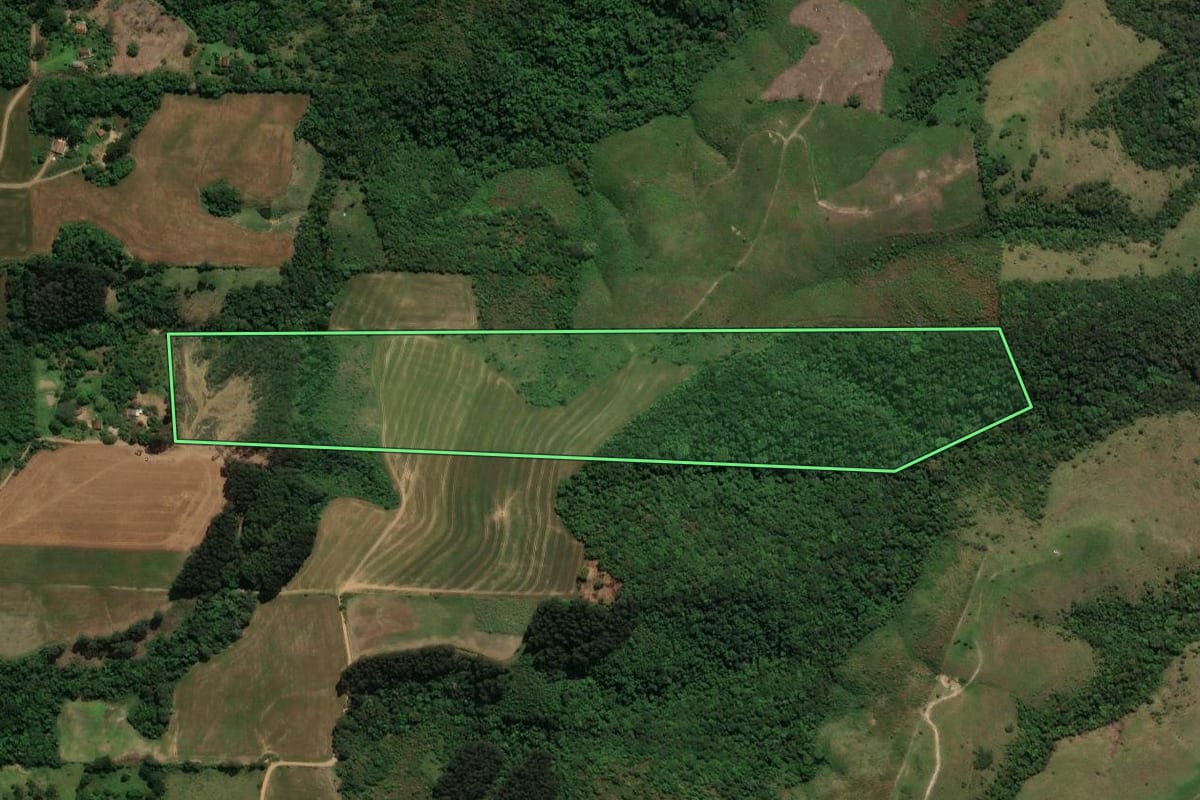 Imagem de satélite do imóvel rural em Prudentópolis (PR), com o contorno declarado no CAR desenhado por cima.