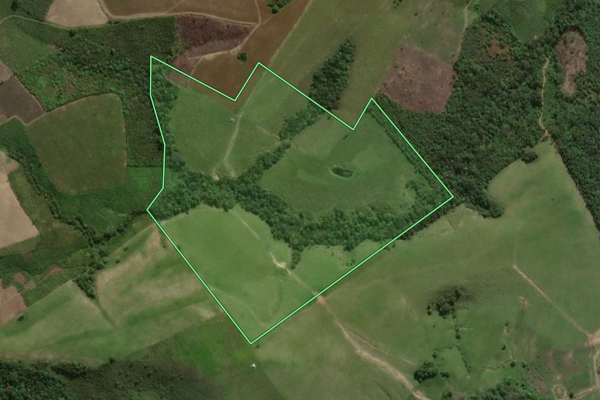 Imagem de satélite do imóvel rural em Prudentópolis (PR), com o contorno declarado no CAR desenhado por cima.
