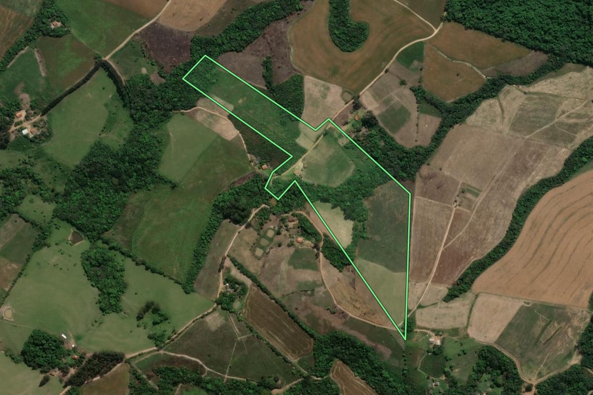 Imagem de satélite do imóvel rural em Prudentópolis (PR), com o contorno declarado no CAR desenhado por cima.