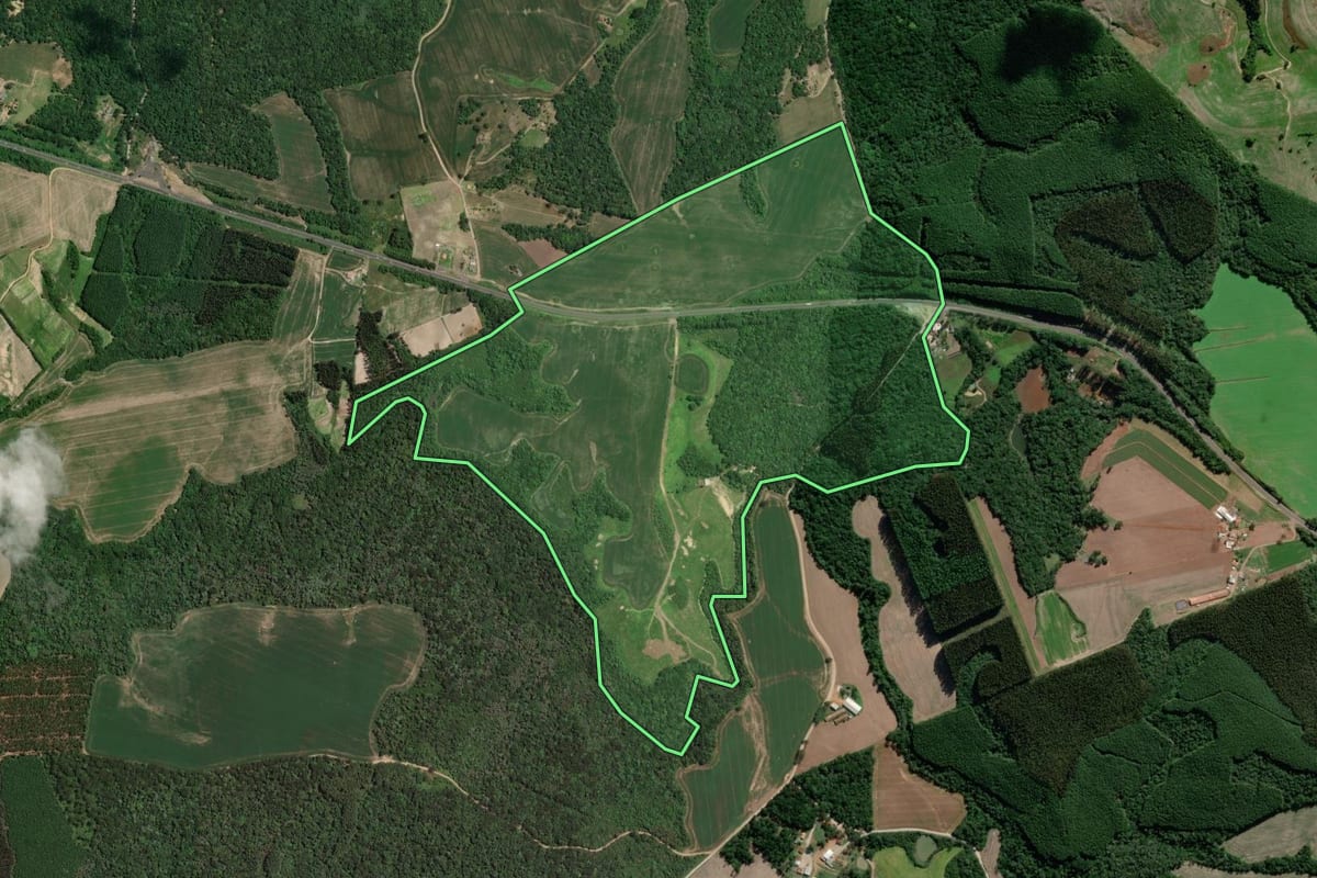 Imagem de satélite do imóvel rural em Prudentópolis (PR), com o contorno declarado no CAR desenhado por cima.