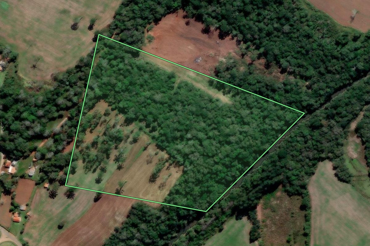 Imagem de satélite do imóvel rural em Prudentópolis (PR), com o contorno declarado no CAR desenhado por cima.