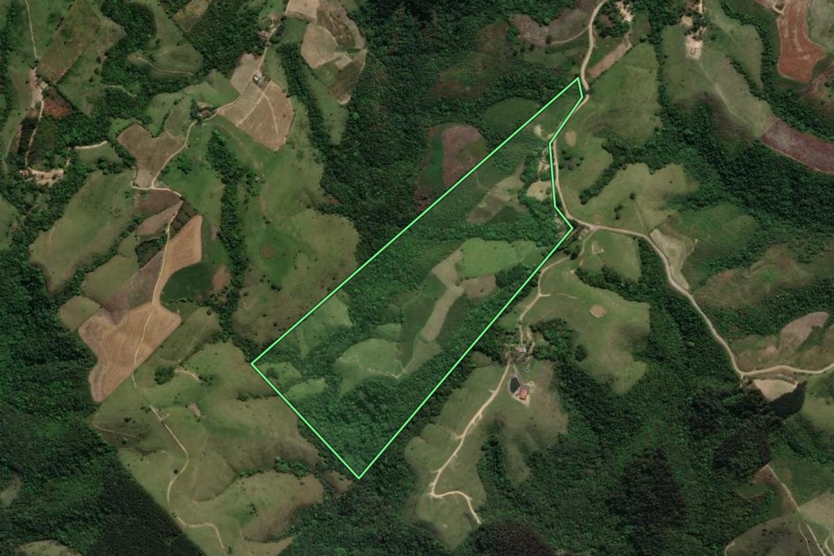 Imagem de satélite do imóvel rural em Prudentópolis (PR), com o contorno declarado no CAR desenhado por cima.