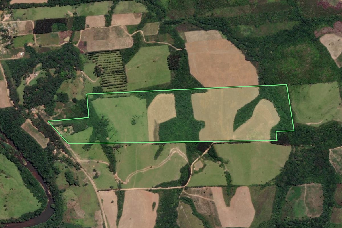 Imagem de satélite do imóvel rural em Prudentópolis (PR), com o contorno declarado no CAR desenhado por cima.