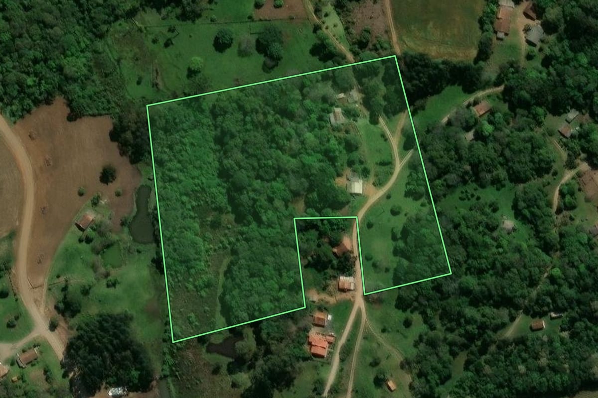 Imagem de satélite do imóvel rural em Prudentópolis (PR), com o contorno declarado no CAR desenhado por cima.