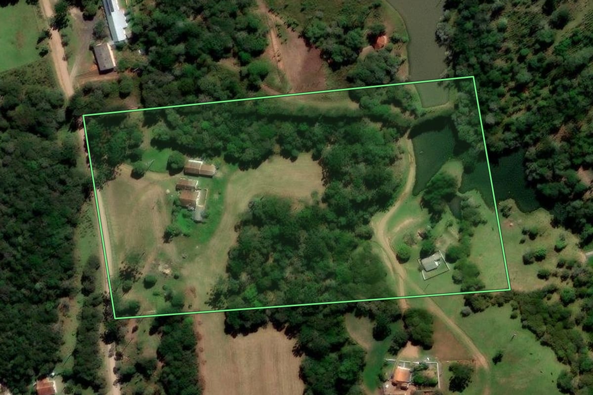 Imagem de satélite do imóvel rural em Prudentópolis (PR), com o contorno declarado no CAR desenhado por cima.