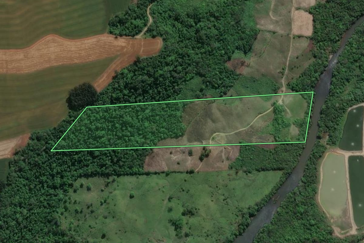 Imagem de satélite do imóvel rural em Prudentópolis (PR), com o contorno declarado no CAR desenhado por cima.