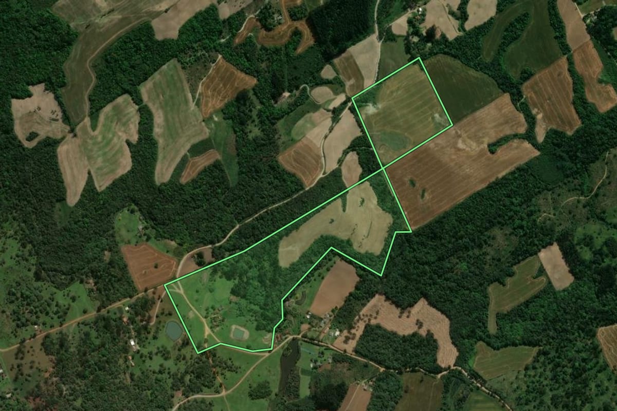 Imagem de satélite do imóvel rural em Prudentópolis (PR), com o contorno declarado no CAR desenhado por cima.