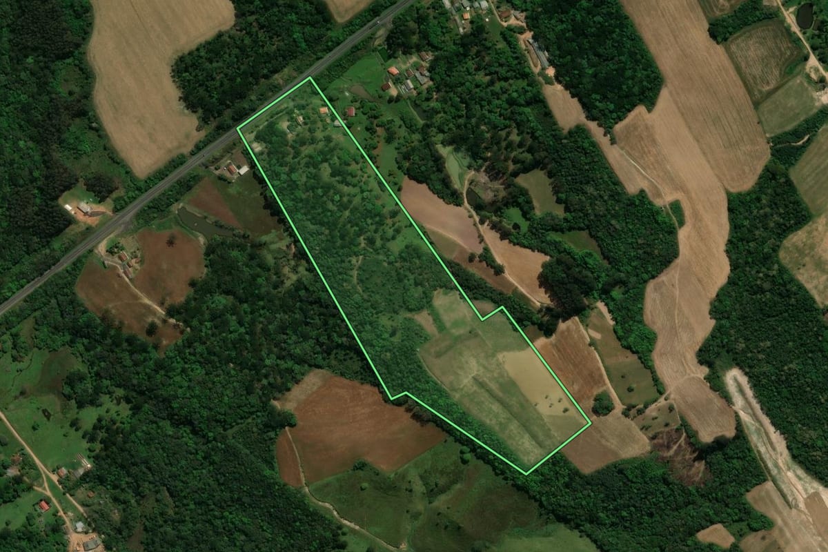 Imagem de satélite do imóvel rural em Prudentópolis (PR), com o contorno declarado no CAR desenhado por cima.