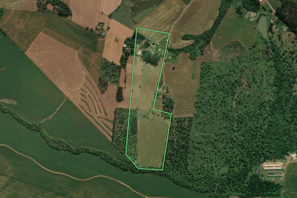 Imagem de satélite do imóvel rural em Prudentópolis (PR), com o contorno declarado no CAR desenhado por cima.