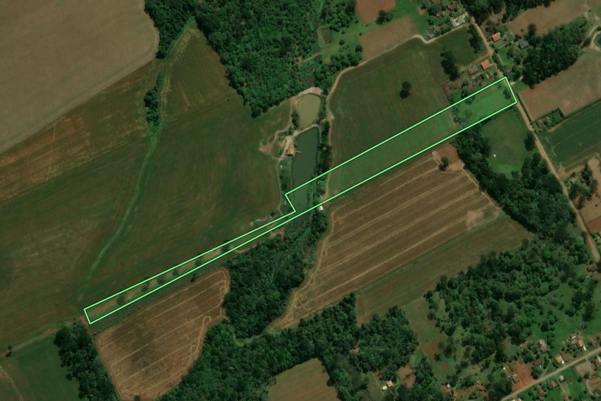 Imagem de satélite do imóvel rural em Prudentópolis (PR), com o contorno declarado no CAR desenhado por cima.