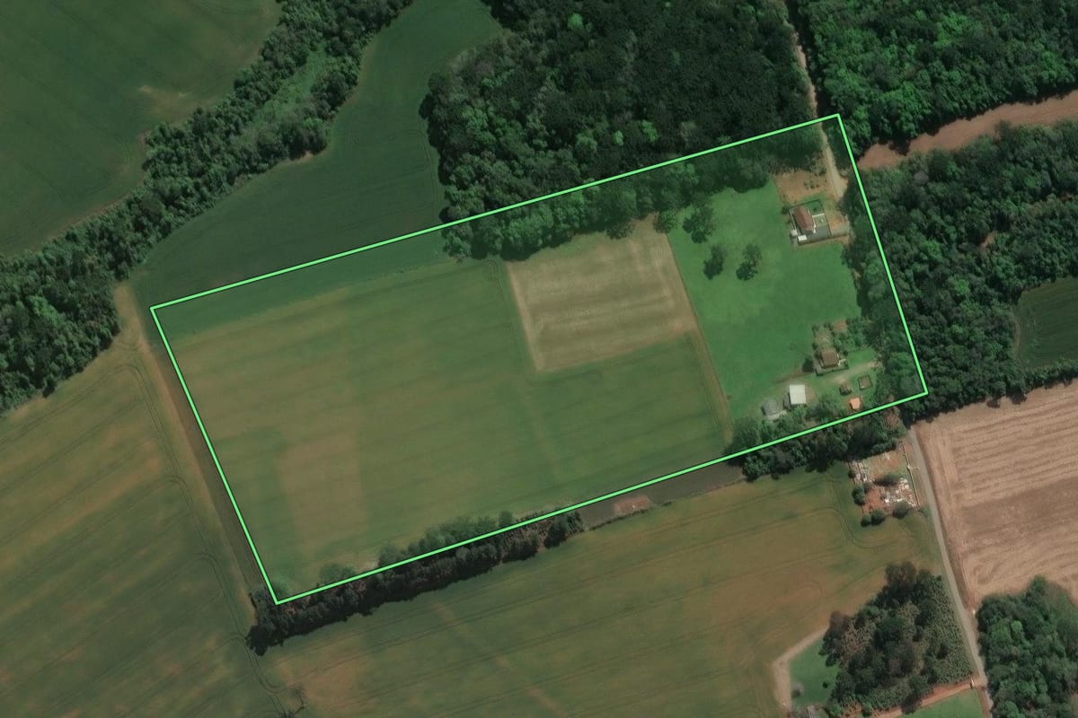 Imagem de satélite do imóvel rural em Prudentópolis (PR), com o contorno declarado no CAR desenhado por cima.