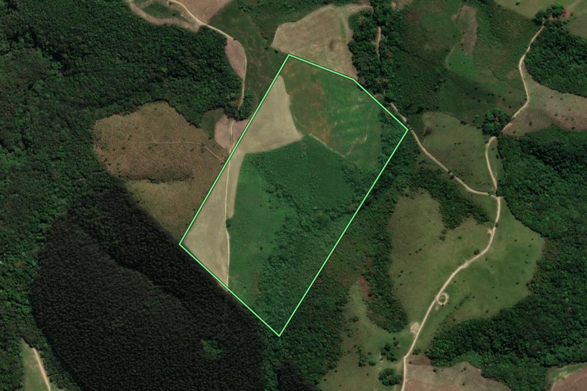 Imagem de satélite do imóvel rural em Prudentópolis (PR), com o contorno declarado no CAR desenhado por cima.