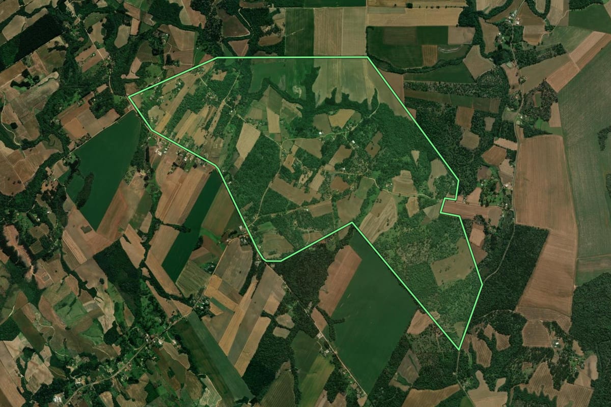 Imagem de satélite do imóvel rural em Prudentópolis (PR), com o contorno declarado no CAR desenhado por cima.