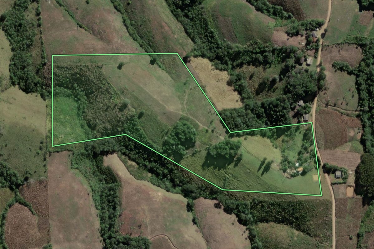 Imagem de satélite do imóvel rural em Prudentópolis (PR), com o contorno declarado no CAR desenhado por cima.