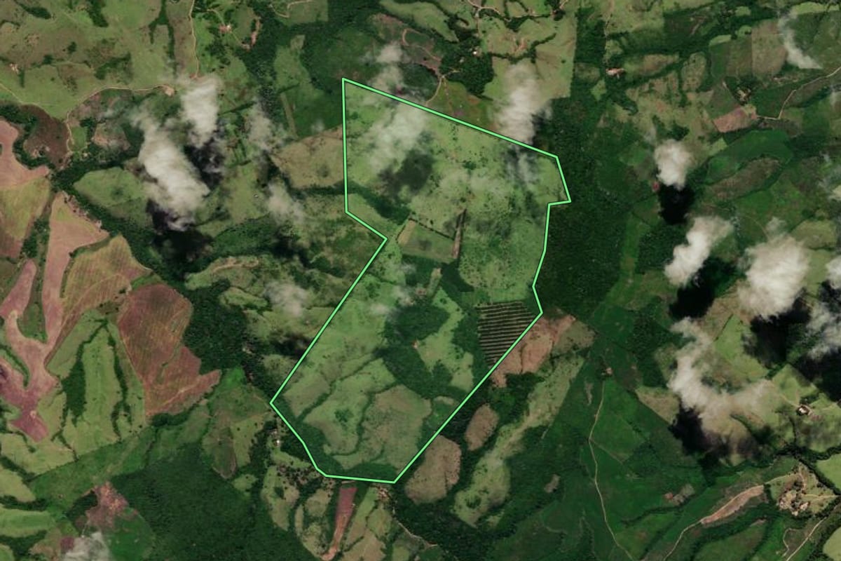 Imagem de satélite do imóvel rural em Prudentópolis (PR), com o contorno declarado no CAR desenhado por cima.