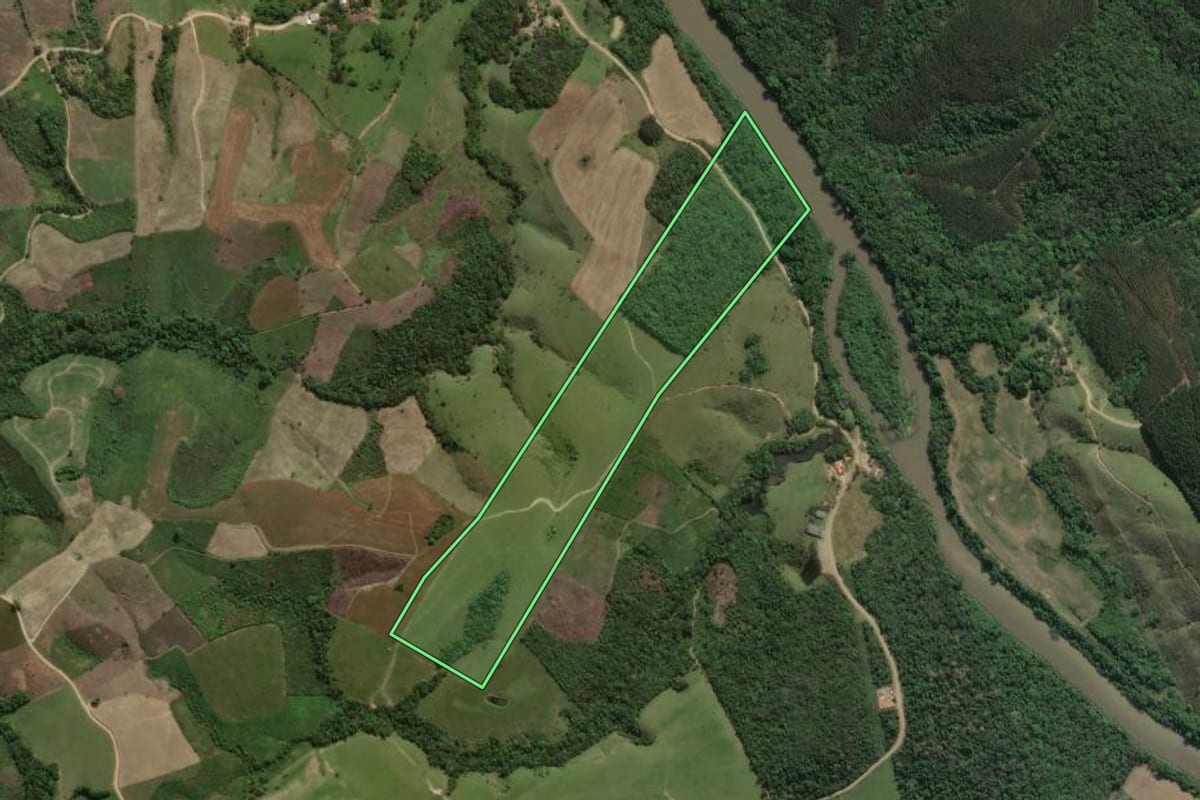 Imagem de satélite do imóvel rural em Prudentópolis (PR), com o contorno declarado no CAR desenhado por cima.