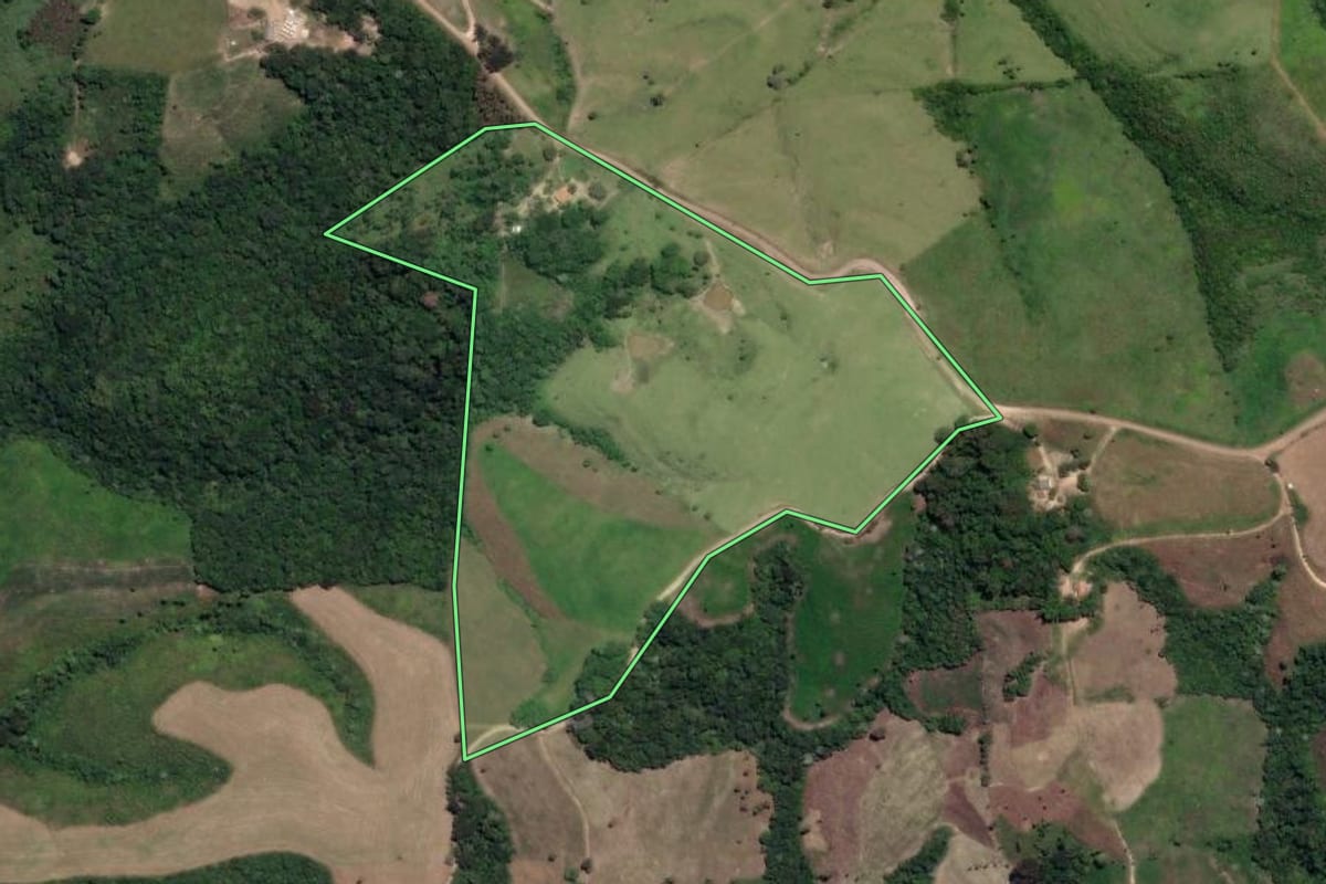Imagem de satélite do imóvel rural em Prudentópolis (PR), com o contorno declarado no CAR desenhado por cima.
