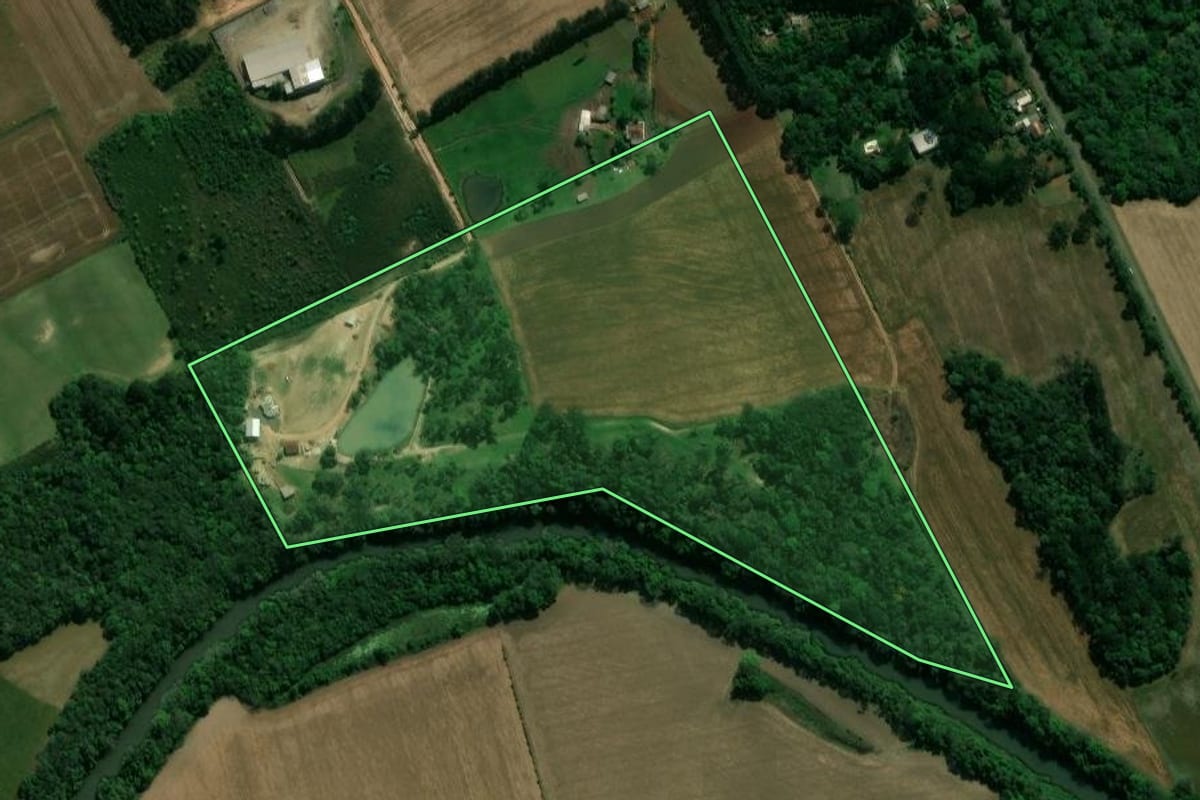 Imagem de satélite do imóvel rural em Prudentópolis (PR), com o contorno declarado no CAR desenhado por cima.