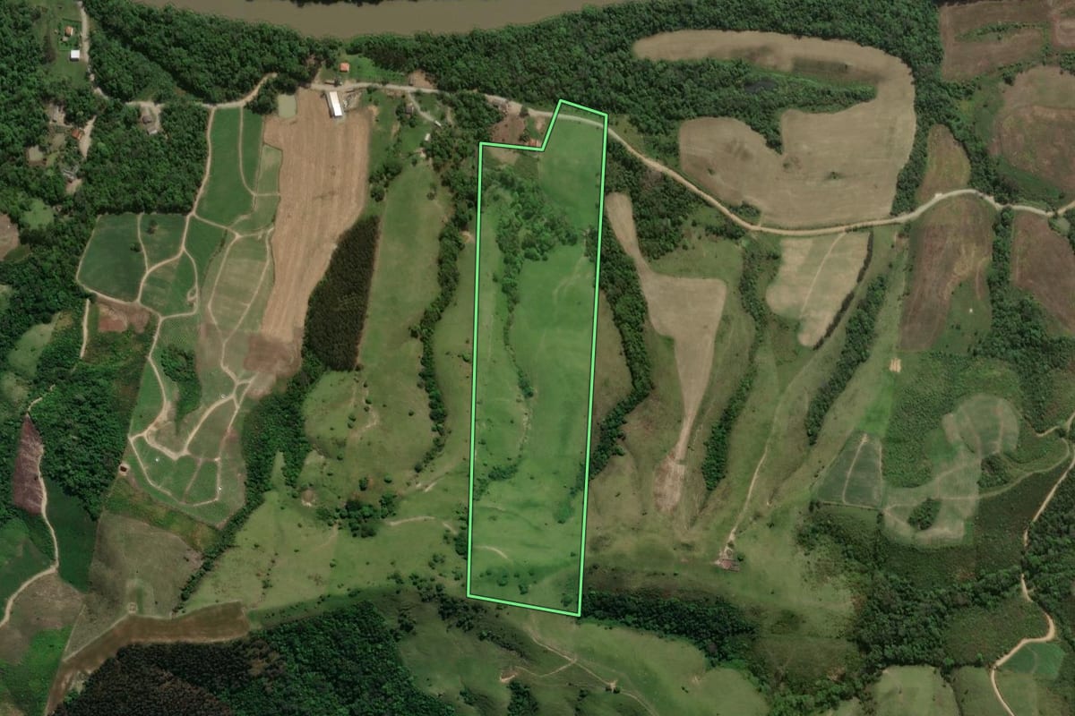 Imagem de satélite do imóvel rural em Prudentópolis (PR), com o contorno declarado no CAR desenhado por cima.