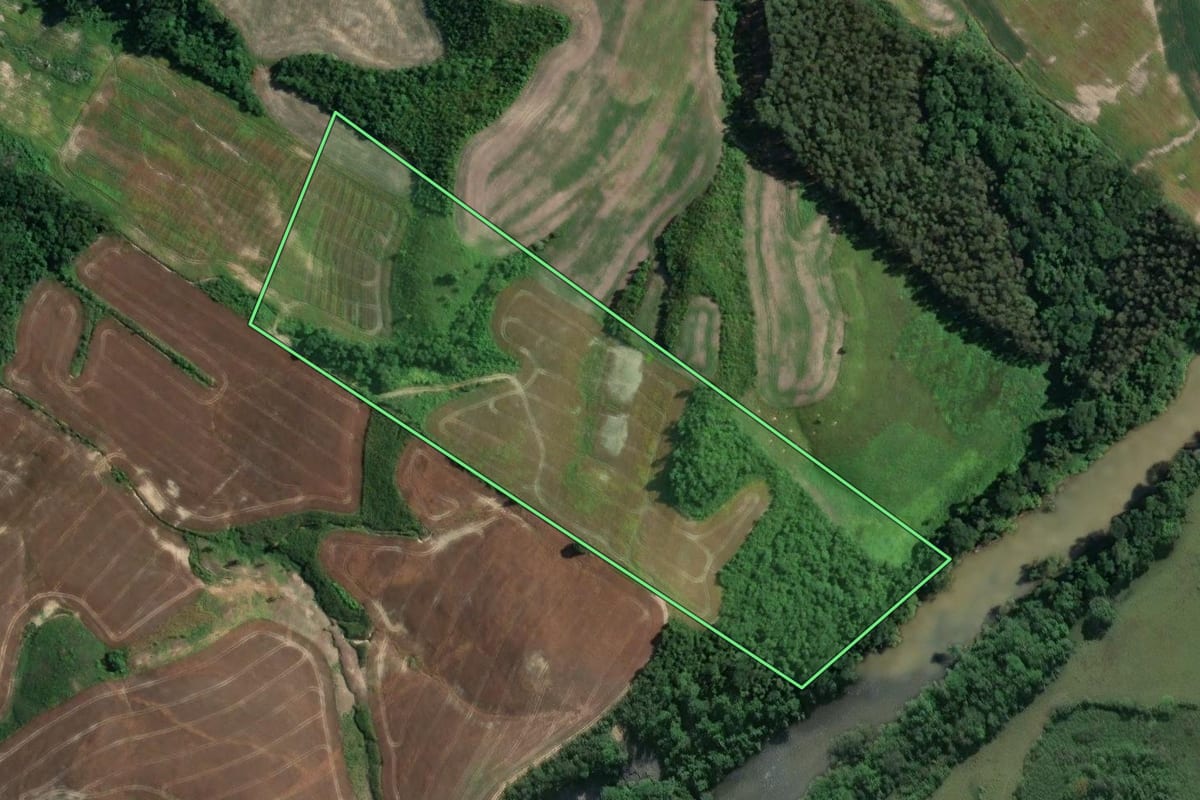 Imagem de satélite do imóvel rural em Prudentópolis (PR), com o contorno declarado no CAR desenhado por cima.