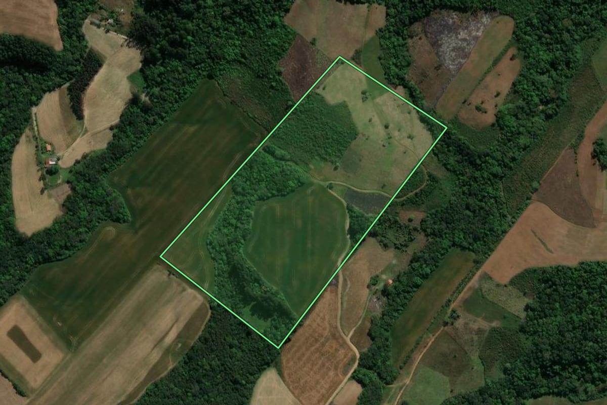 Imagem de satélite do imóvel rural em Prudentópolis (PR), com o contorno declarado no CAR desenhado por cima.