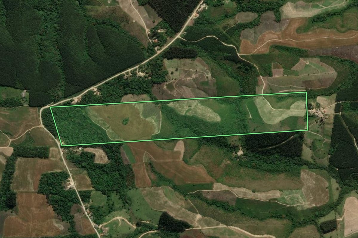 Imagem de satélite do imóvel rural em Prudentópolis (PR), com o contorno declarado no CAR desenhado por cima.