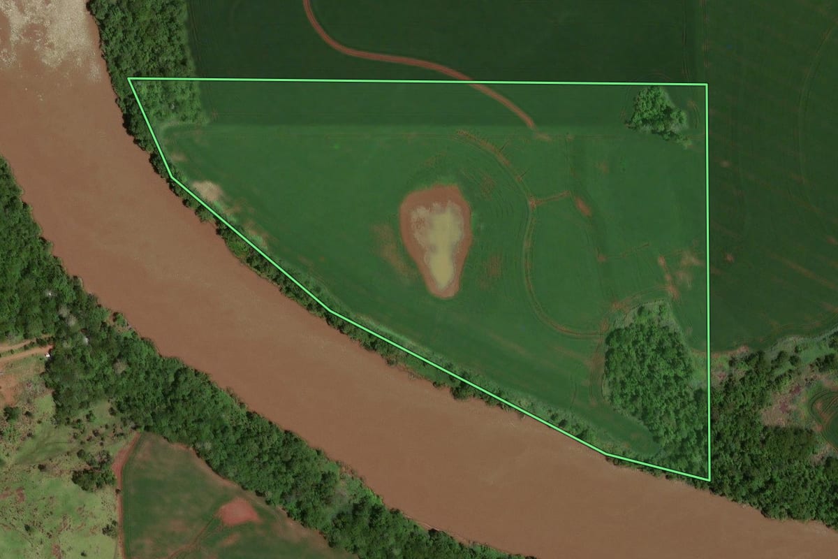 Imagem de satélite do imóvel rural em Quarto Centenário (PR), com o contorno declarado no CAR desenhado por cima.