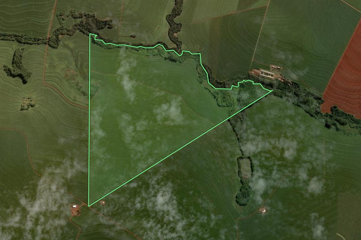 Imagem de satélite do imóvel rural em Quarto Centenário (PR), com o contorno declarado no CAR desenhado por cima.