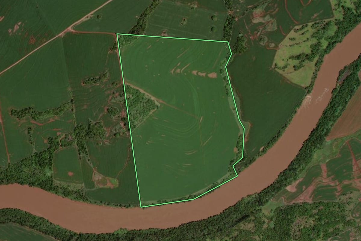 Imagem de satélite do imóvel rural em Quarto Centenário (PR), com o contorno declarado no CAR desenhado por cima.