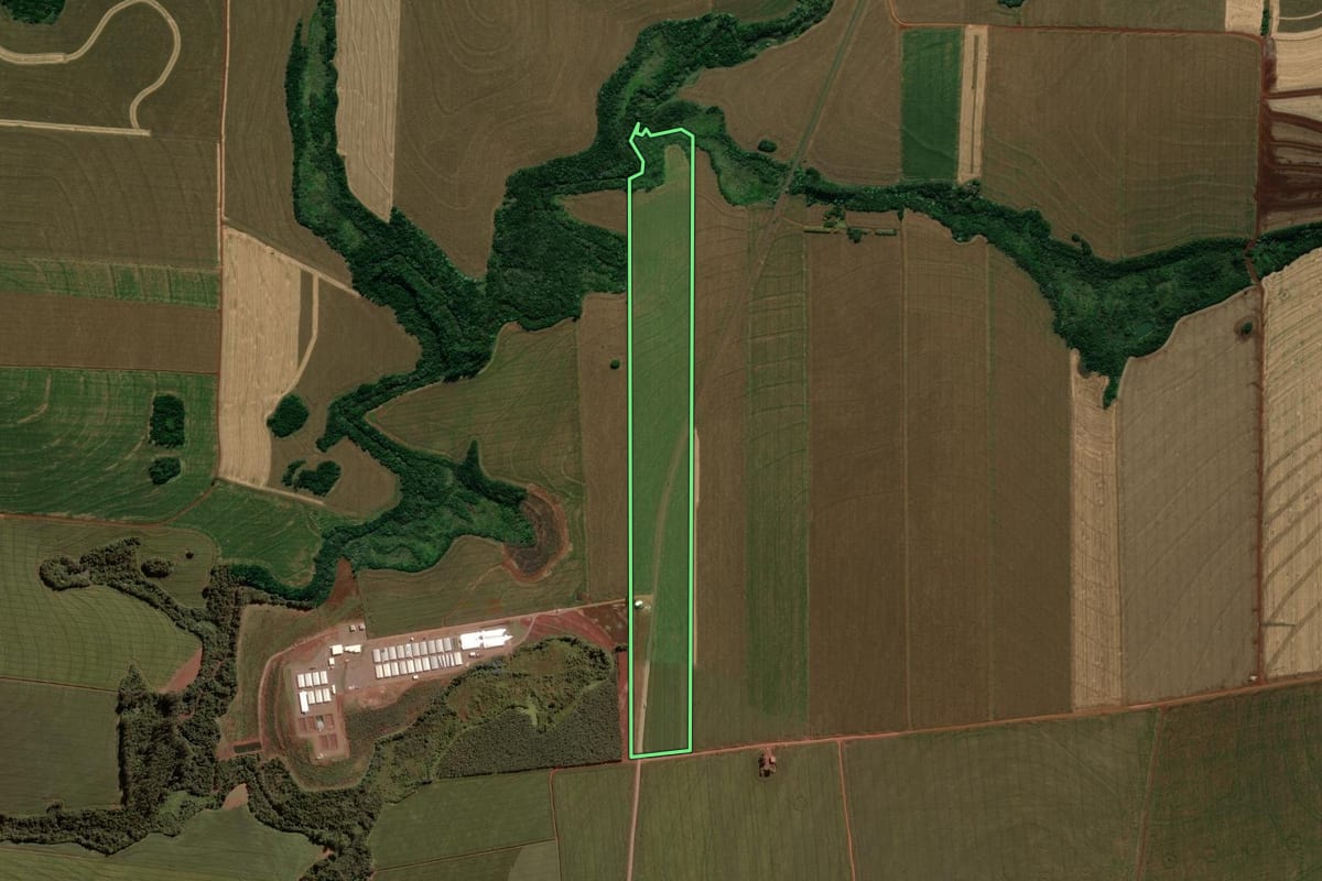 Imagem de satélite do imóvel rural em Quarto Centenário (PR), com o contorno declarado no CAR desenhado por cima.