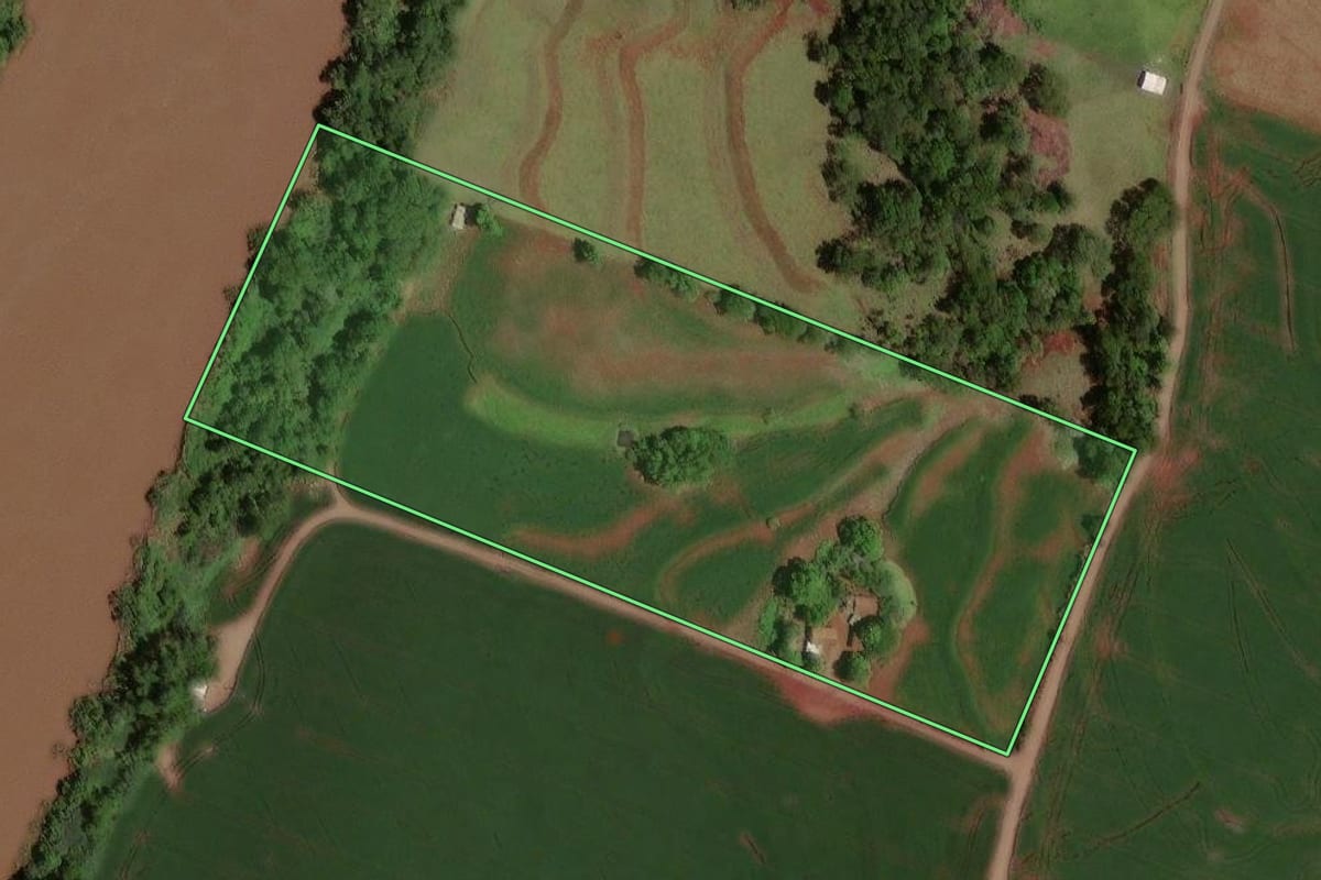 Imagem de satélite do imóvel rural em Quarto Centenário (PR), com o contorno declarado no CAR desenhado por cima.