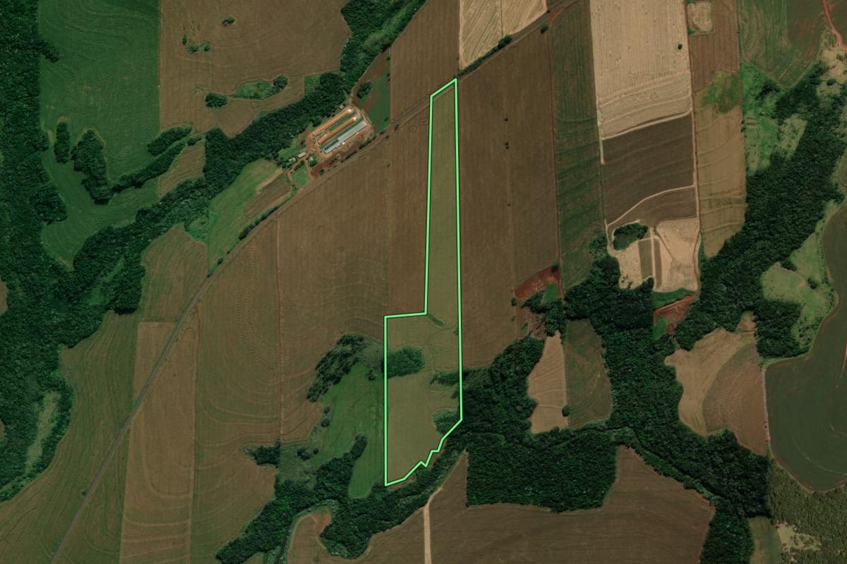 Imagem de satélite do imóvel rural em Quarto Centenário (PR), com o contorno declarado no CAR desenhado por cima.