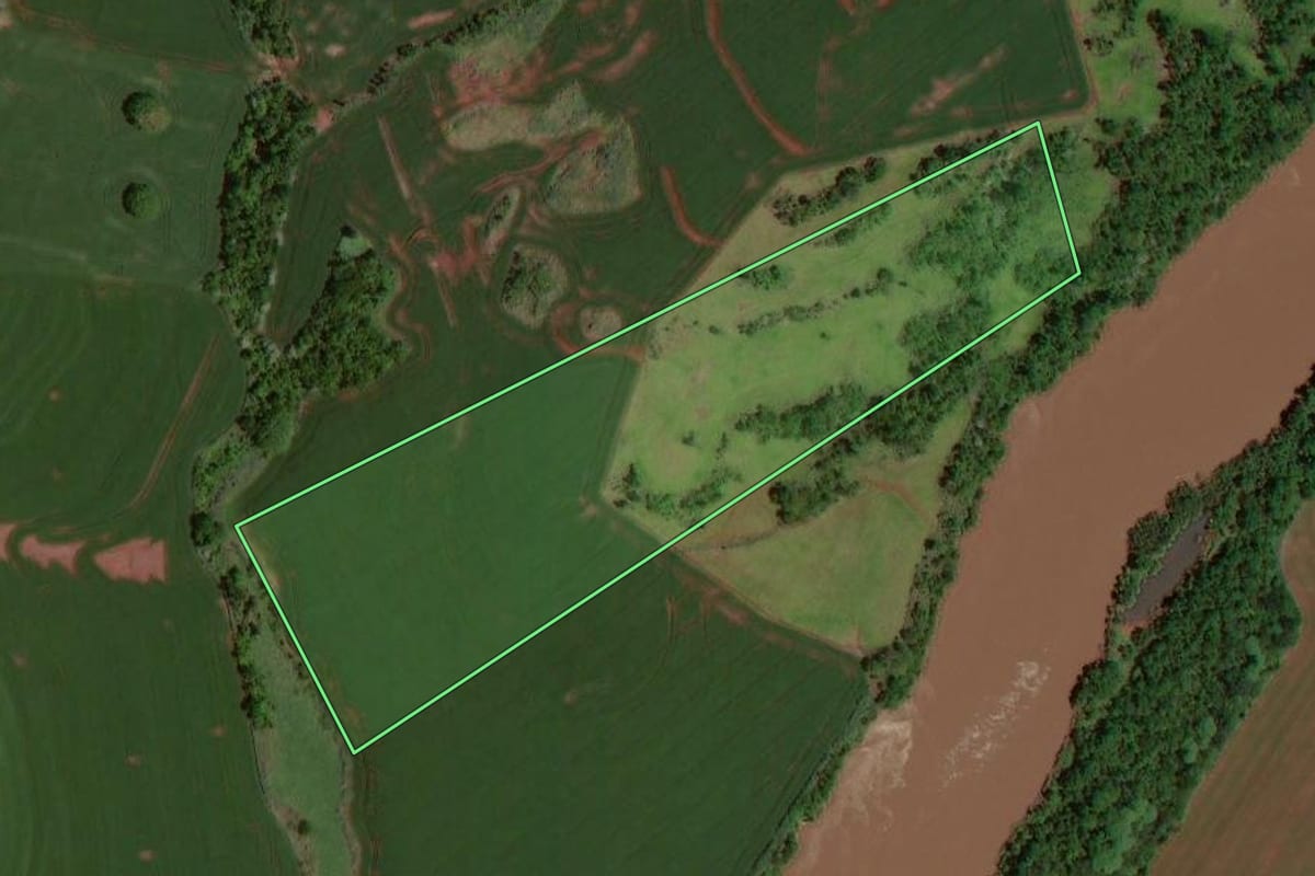 Imagem de satélite do imóvel rural em Quarto Centenário (PR), com o contorno declarado no CAR desenhado por cima.