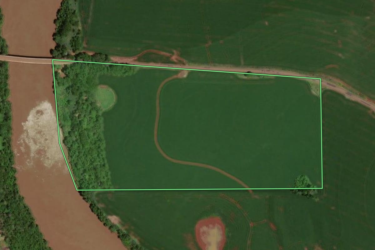 Imagem de satélite do imóvel rural em Quarto Centenário (PR), com o contorno declarado no CAR desenhado por cima.