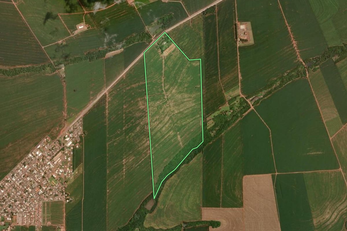 Imagem de satélite do imóvel rural em Quarto Centenário (PR), com o contorno declarado no CAR desenhado por cima.