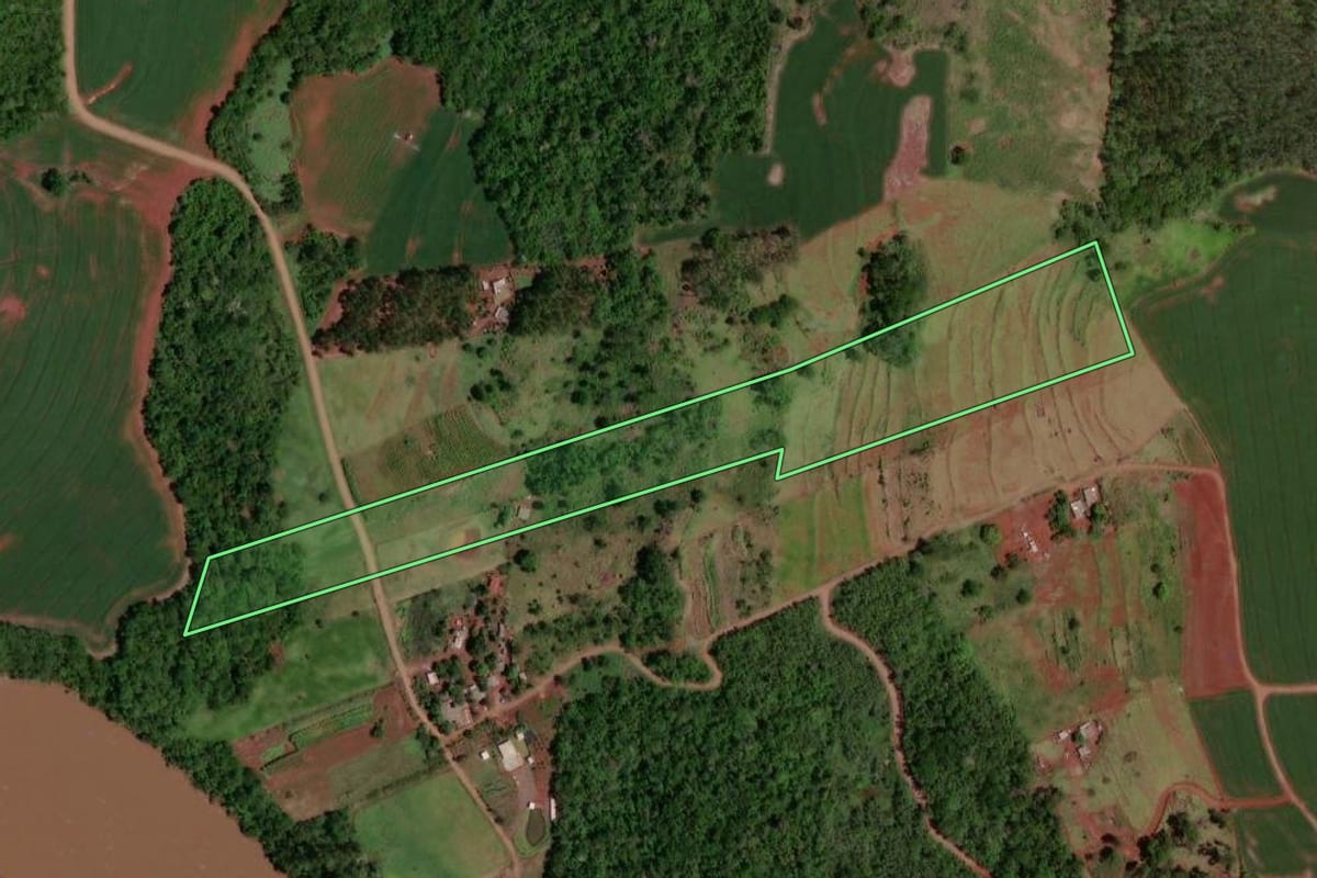 Imagem de satélite do imóvel rural em Quarto Centenário (PR), com o contorno declarado no CAR desenhado por cima.