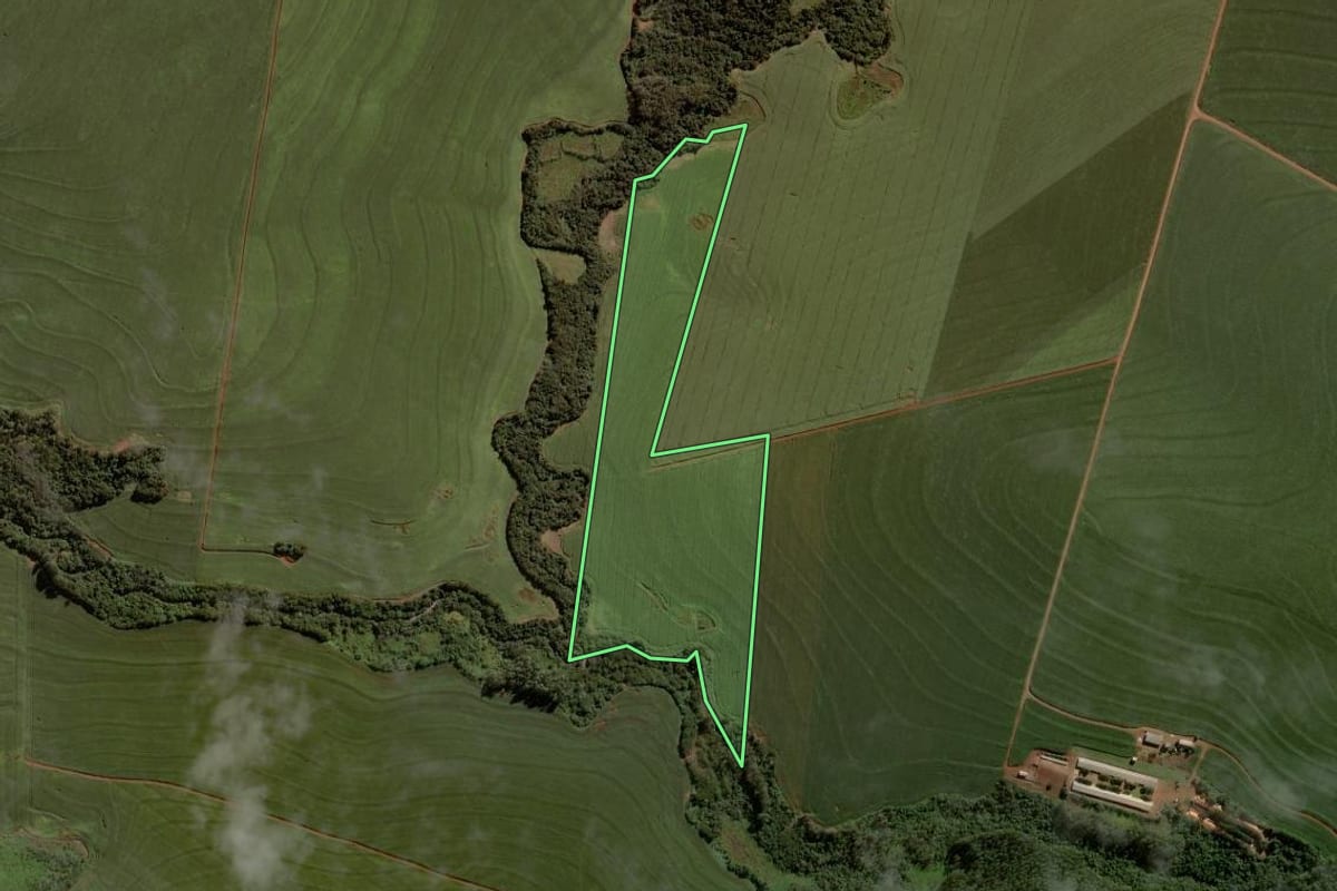 Imagem de satélite do imóvel rural em Quarto Centenário (PR), com o contorno declarado no CAR desenhado por cima.