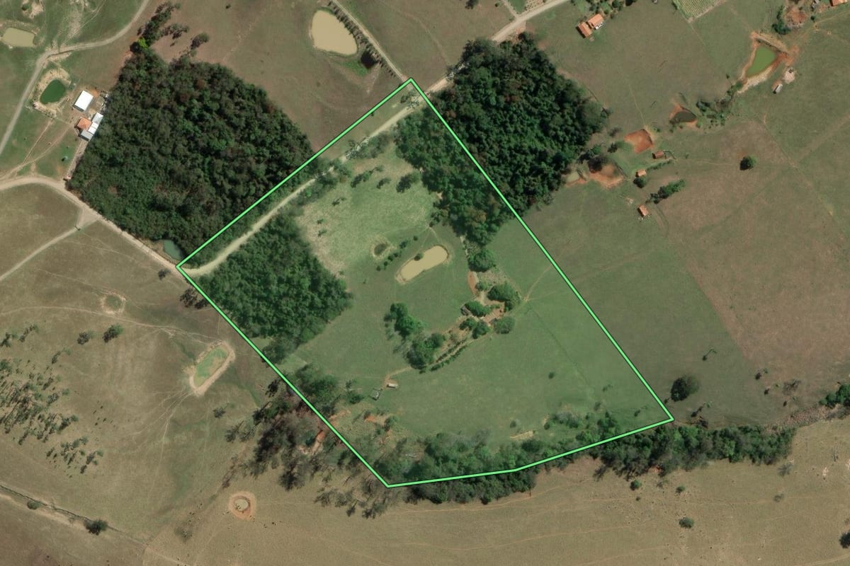 Imagem de satélite do imóvel rural em Quatiguá (PR), com o contorno declarado no CAR desenhado por cima.