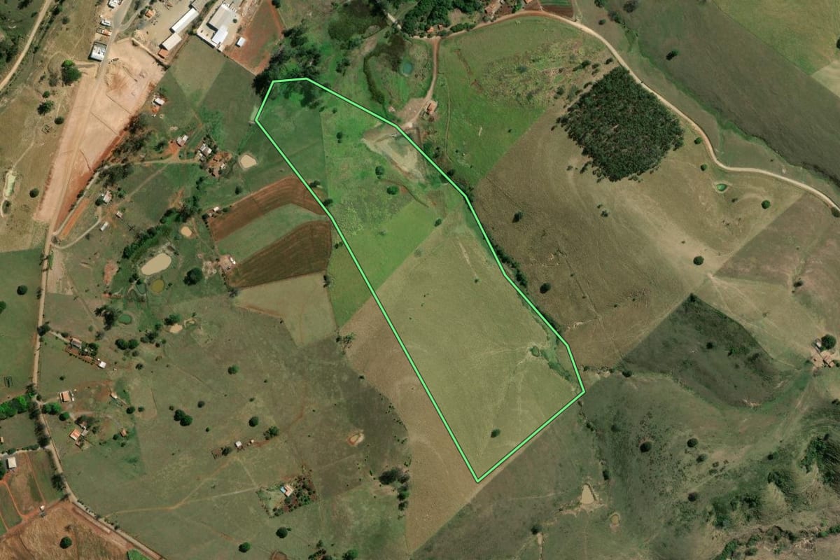 Imagem de satélite do imóvel rural em Quatiguá (PR), com o contorno declarado no CAR desenhado por cima.