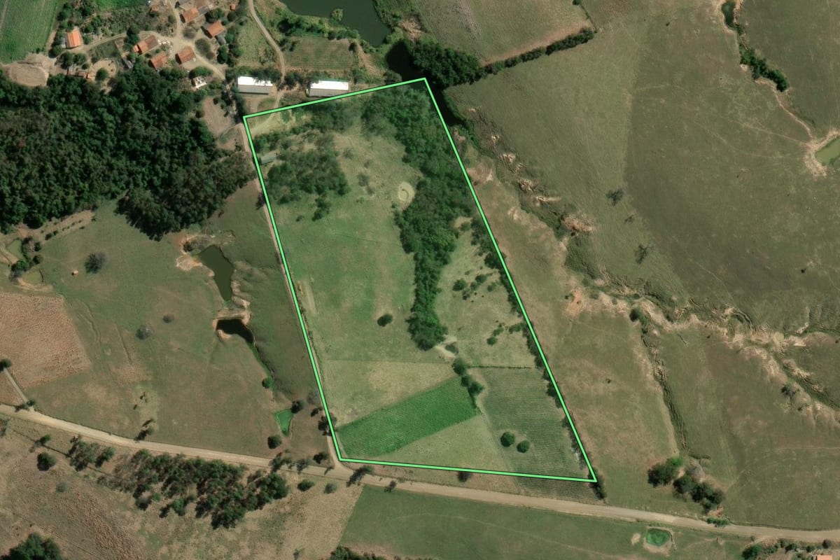 Imagem de satélite do imóvel rural em Quatiguá (PR), com o contorno declarado no CAR desenhado por cima.