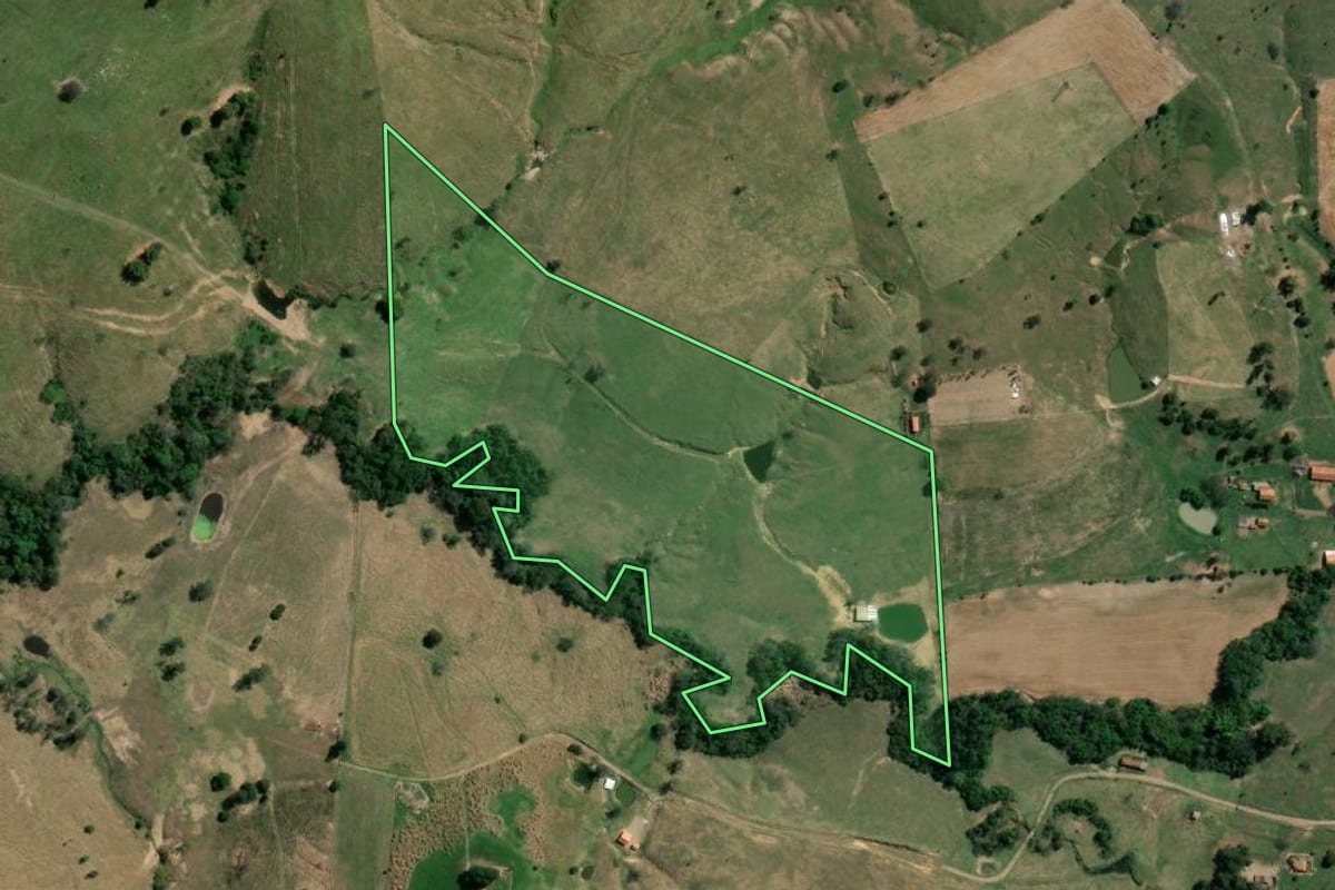 Imagem de satélite do imóvel rural em Quatiguá (PR), com o contorno declarado no CAR desenhado por cima.