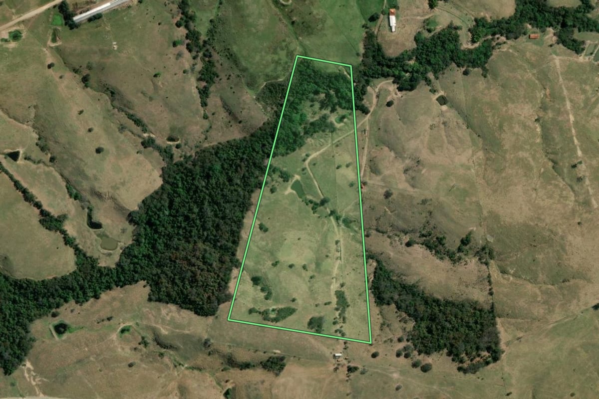 Imagem de satélite do imóvel rural em Quatiguá (PR), com o contorno declarado no CAR desenhado por cima.