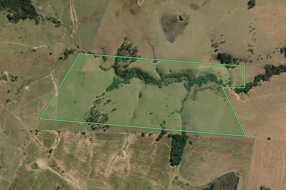 Imagem de satélite do imóvel rural em Quatiguá (PR), com o contorno declarado no CAR desenhado por cima.