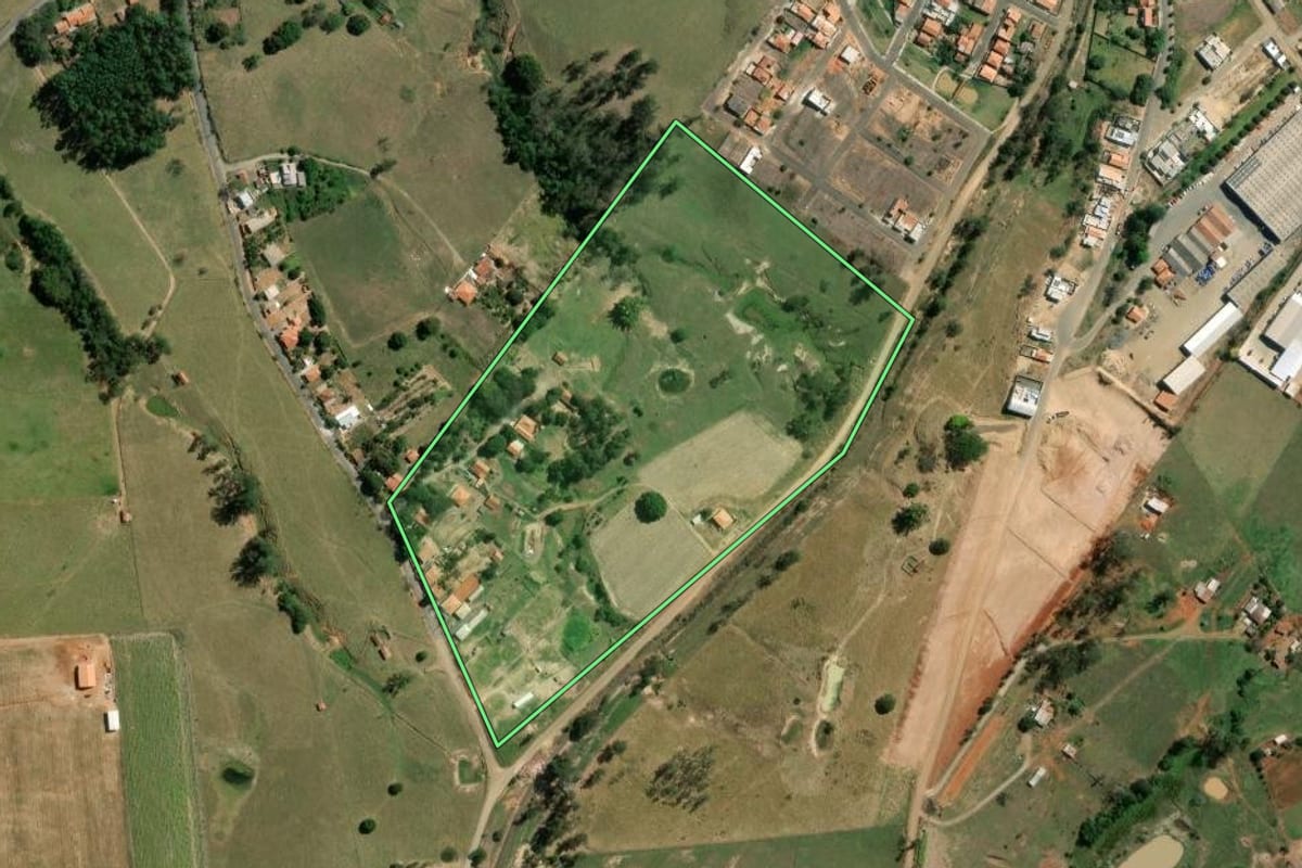 Imagem de satélite do imóvel rural em Quatiguá (PR), com o contorno declarado no CAR desenhado por cima.
