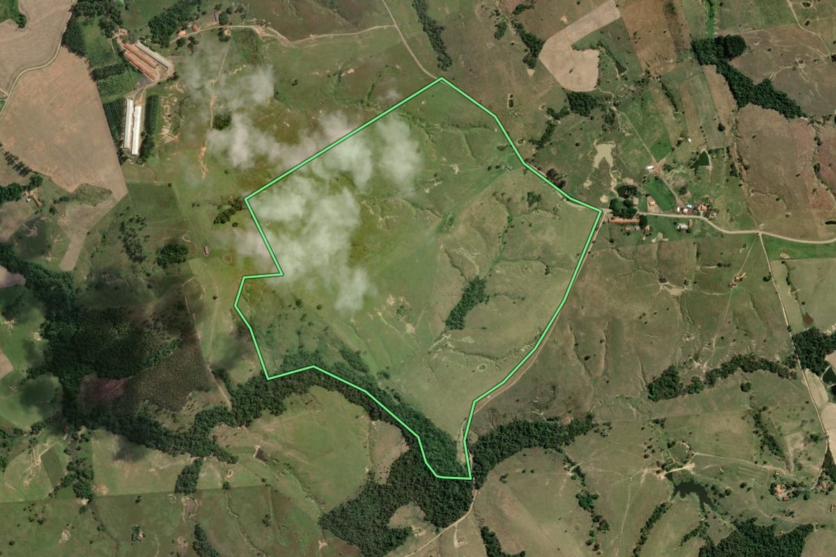 Imagem de satélite do imóvel rural em Quatiguá (PR), com o contorno declarado no CAR desenhado por cima.